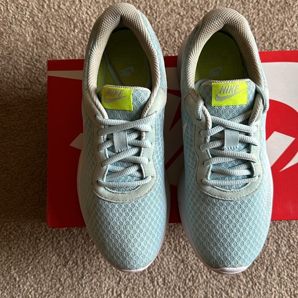 Women’s Nike Tanjun Sneakers. Can be worn casual or during workouts. - Picture 2 of 9